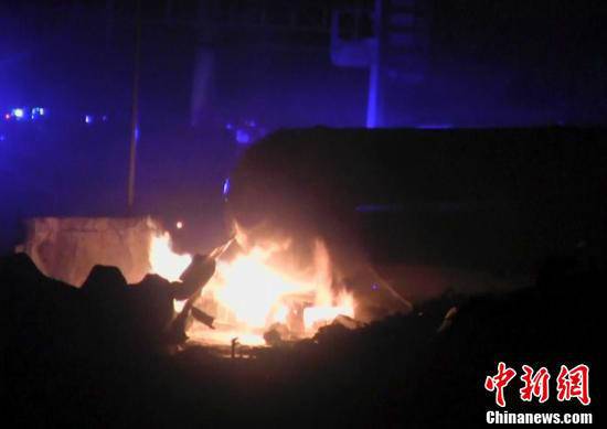 火災(zāi)現(xiàn)場，可以看到一個儲氣罐正在熊熊燃燒。