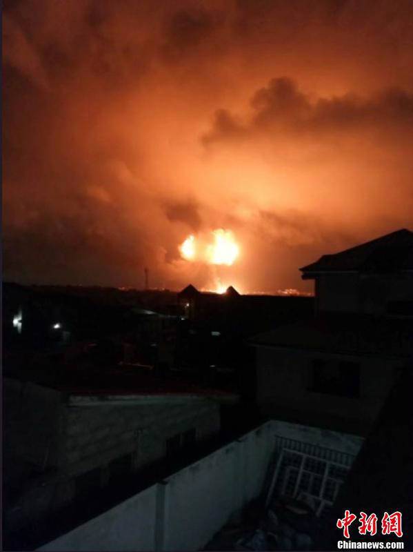 當(dāng)?shù)貢r間10月7日，加納首都阿克拉市區(qū)北部一燃?xì)庹井?dāng)晚發(fā)生爆炸，造成至少2人死亡。從視頻截圖畫面來看，現(xiàn)場火光沖天，火勢兇猛。