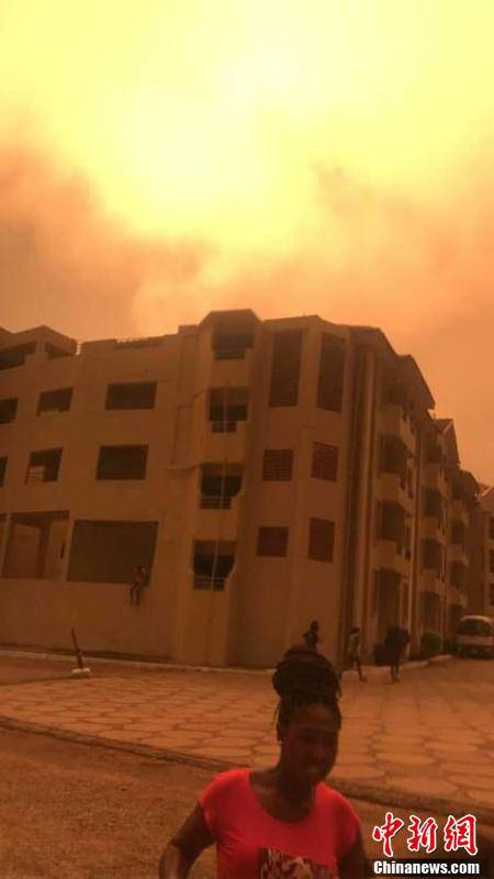 據(jù)悉，爆炸發(fā)生在當(dāng)晚7時30分許。加納國家災(zāi)難管理組織官員阿布&middot;拉馬丹在現(xiàn)場說，目前確認(rèn)爆炸造成至少2人死亡。