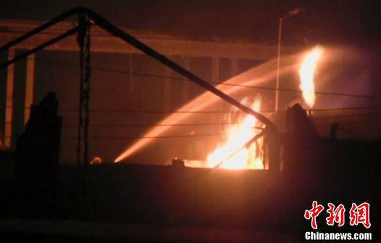 消防人員在現(xiàn)場進(jìn)行滅火。