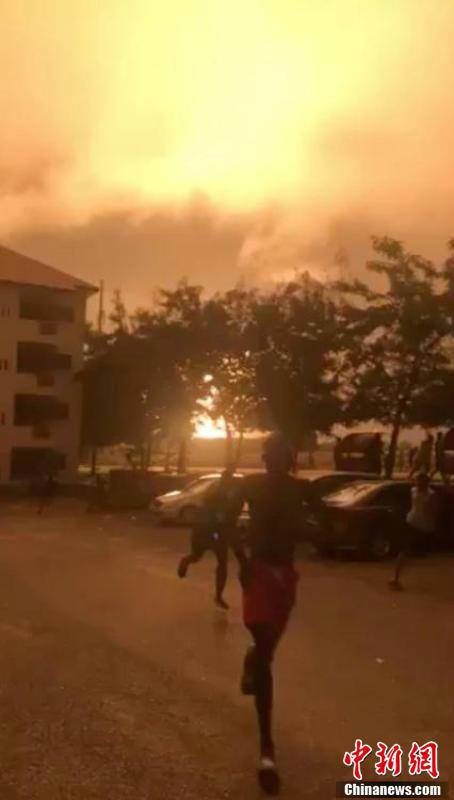 現(xiàn)場目擊者稱，該燃?xì)庹颈ê笠剂讼噜彽囊粋€加油站，引發(fā)二次爆炸。